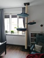 Nach unserem Umzug mussten wir uns eine Alternative für den doch kleineren Bereich im Schlafzimmer umsehen und sind Rufi wieder treu geblieben. Wie immer überzeugt die Qualität völlig! Unsere Katzen haben den Kratzbaum sofort angenommen. Die neue Stoffqualität Teddy ist super flauschig und gefällt allen richtig gut. Und ganz nebenbei sieht er auch richtig schick aus.